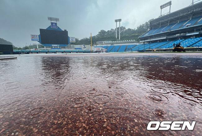 삼성 라이온즈와 키움 히어로즈가 아직 후반기 첫 경기를 치르지 못했다. 3일 연속 우천 취소. / OSEN DB