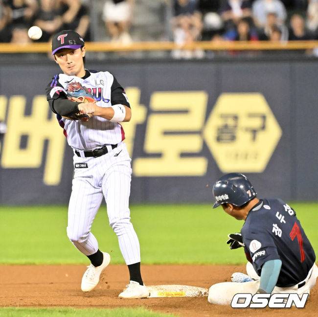 [OSEN=잠실, 민경훈 기자] 18일 오후 서울 잠실구장에서 ‘2025 신한 SOL BANK KBO리그’ LG 트윈스와 롯데 자이언츠의 경기가 열렸다.이 경기에서 LG는 롯데와 경기에서 2-1로 승리했다. 2위 LG는 3위 롯데와 간격을&nbsp;2경기 차이로 밀어냈다.&nbsp;LG 선발 손주영은 6이닝 7피안타 무사사구 3탈삼진 1실점으로 호투했다. 박동원이 동점 솔로 홈런, 이주헌이 역전 결승타를 터뜨렸다. 손주영에 이어 7회 이정용, 8회 김진성, 9회 유영찬이 1점 차 리드를 지켜냈다.&nbsp;9회초 1사 주자 1루 롯데 전준우의 유격수 앞 병살타때 LG 2루수 신민재가 병살 플레이로 경기를 끝내고 있다. 2025.07.18 / rumi@osen.co.kr