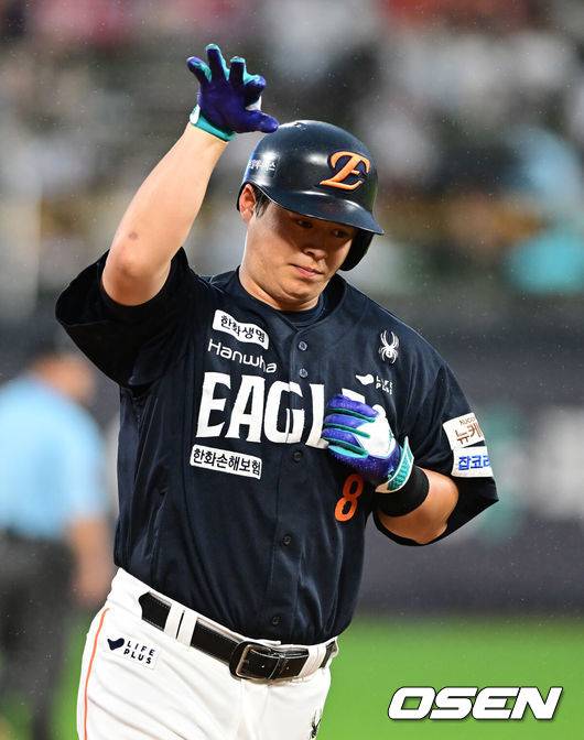 [OSEN=수원, 김성락 기자] 19일 오후 수원 KT위즈파크에서 ‘2025 신한 SOL Bank KBO리그’ KT 위즈와 한화 이글스의 경기가 열렸다.홈팀 KT는 헤이수스, 방문팀 한화는 와이스를 선발로 내세웠다.5회초 한화 선발타자 노시환이 다시 앞서가는 솔로 홈런을 날린 뒤 세리머니를 하고 있다. 2025.07.19 / ksl0919@osen.co.kr