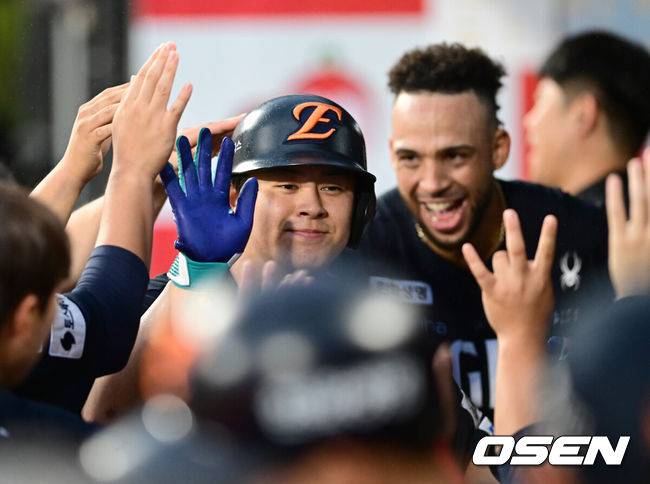 [OSEN=수원, 김성락 기자] 19일 오후 수원 KT위즈파크에서 ‘2025 신한 SOL Bank KBO리그’ KT 위즈와 한화 이글스의 경기가 열렸다.홈팀 KT는 헤이수스, 방문팀 한화는 와이스를 선발로 내세웠다.5회초 한화 선발타자 노시환이 다시 앞서가는 솔로 홈런을 날린 뒤 더그아웃에서 동료선수들과 기쁨을 나누고 있다. 2025.07.19 / ksl0919@osen.co.kr