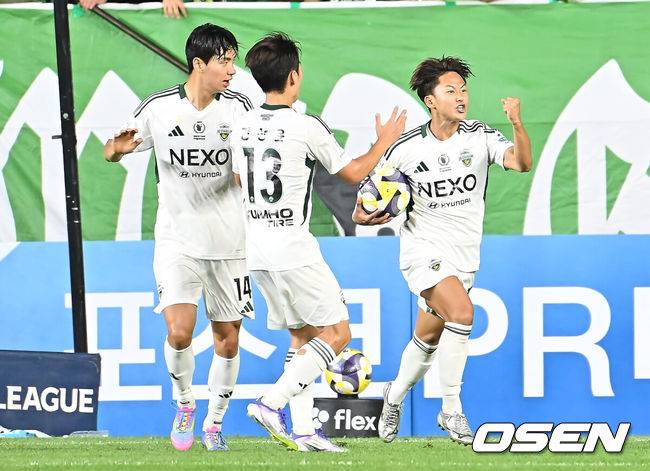 [OSEN=포항, 이석우 기자] 19일 포항 스틸야드에서 하나은행 K리그1 2025 포항 스틸러스와 전북 현대의 경기가 열렸다.  포항으로 이적한 기성용이 포항 유니폼을 입고 첫 출전한다. 전북 현대 이승우가 후반 만회골을 성공시키고 세리머니를 하고 있다. 2025.07.19 / foto0307@osen.co.kr