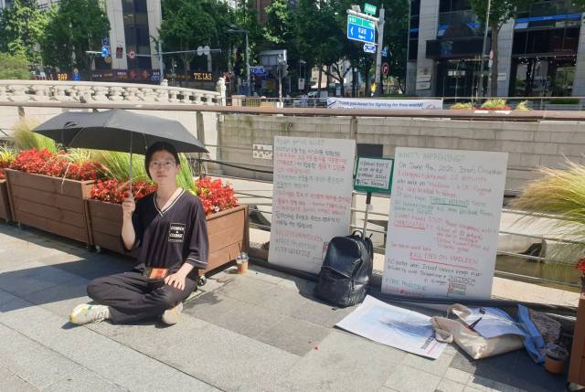 ▲ 인터뷰 당일 청계천 이스라엘 대사관 앞에서 팔레스타인에 연대하는 1인 시위에 나선 샤샤 ⓒ임은경