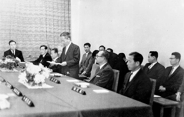 ▲ 제5차 한일회담에서 인사하는 한국 측 대표들. ⓒ 국가기록원