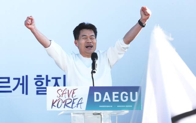 ▲한국사 강사 전한길씨가 지난 2월 8일 오후 동대구역 광장에서 열린 세이브코리아 주최 국가비상기도회에서 발언 전 두 팔을 들어 보이고 있다. ⓒ연합뉴스