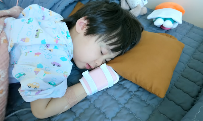 그룹 H.O.T 출신 가수 문희준과 크레용팝 출신 소율 부부가 아들 희우의 혈소판 감소증 투병 사실을 공개했다. 유튜브 채널 ‘JAM2 HOUSE 재미하우스’ 캡처