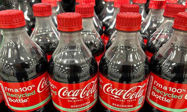 3월 25일 미국 메릴랜드주 스티븐스빌의 한 매장에서 코카콜라 플라스틱 병 제품이 진열대에 놓여 있다. 스티븐스빌=AFP 연합뉴스