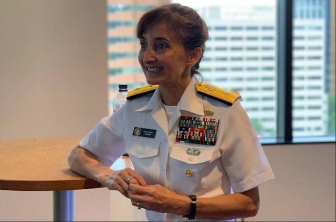미 해군의 이벳 데이비스 중장. 2024년 1월 미&nbsp;해군사관학교 역사상 최초의 여성 교장이 되었으나 1년 6개월 만에 사실상 경질됐다. SNS 캡처