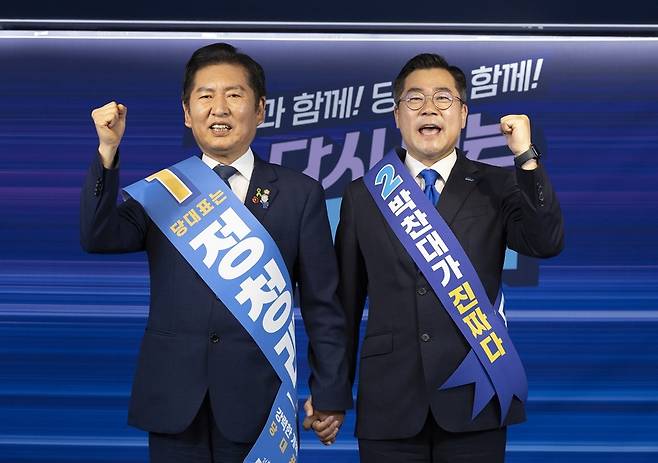더불어민주당 정청래(왼쪽) 당대표 후보자와 더불어민주당 박찬대 당대표 후보자가 19일 서울 여의도 더불어민주당 중앙당사에서 열린 더불어민주당 당대표 및 최고위원 선출을 위한 충청권 합동연설회에 앞서 기념촬영을 하고 있다. 뉴시스