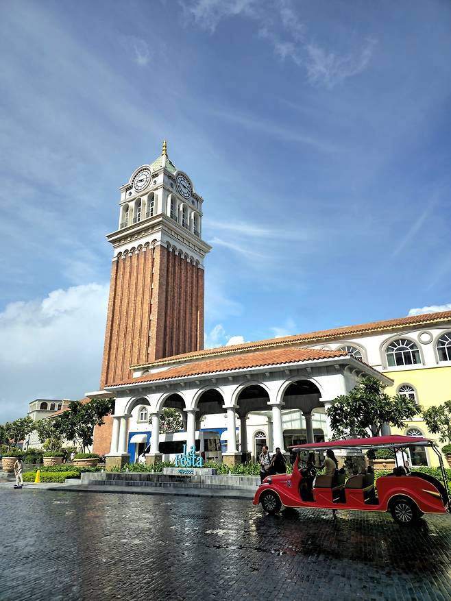 푸꾸옥 선셋타운 라 페스타 시계탑.