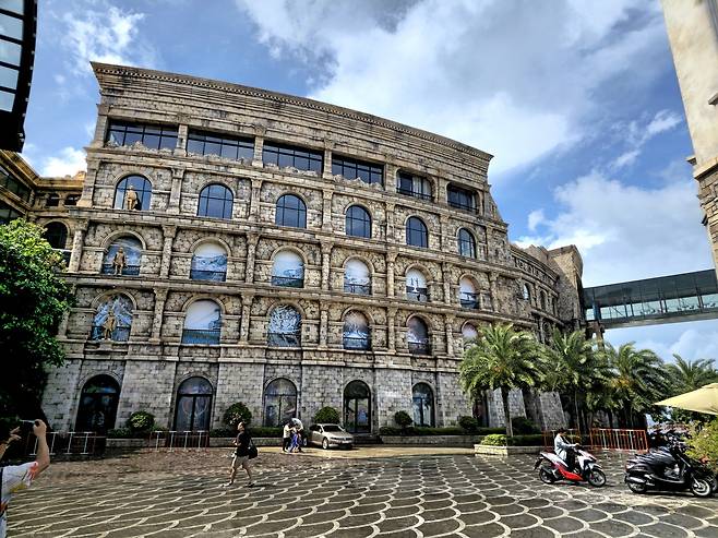 콜로세움 모양 케이블카 탑승장.