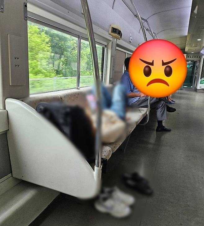 기차에서 좌석 5칸을 차지하고 맨발로 드러누운 승객의 모습이 포착돼 공분을 사고 있다. 보배드림 캡처