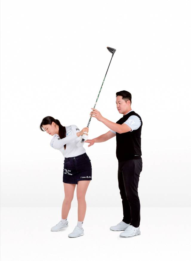 백스윙 때 오른팔이 굽혀지듯 임팩트 후에는 왼팔이 접혀야 어깨 회전이 원활해지고 헤드 스피드도 가속된다.