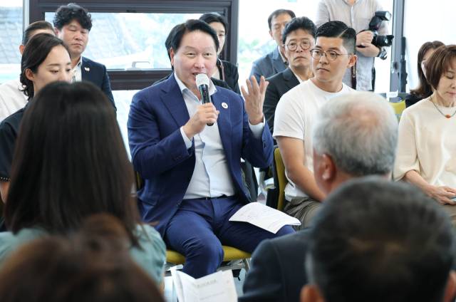 최태원 SK그룹 회장 겸 대한상공회의소 회장이 18일 경주시 황촌마을에서 열린 신기업가정신협의회 간담회에서 인사말을 하고 있다. 사진제공=대한상의