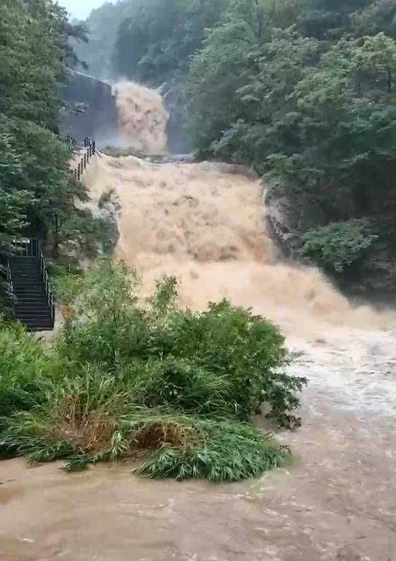 17일 호우경보가 내려진 경남 합천군 용주면 황계폭포 인근에 흙탕물이 넘쳐 흐르고 있다. 뉴스1