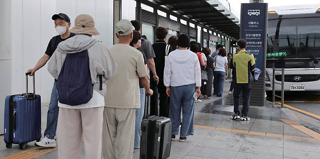7월16일 서울 강남구 수서역 앞 버스정류장에서 서울 시내 대형병원의 진료를 받으려는 환자와 이용객들이 셔틀버스를 기다리고 있다. ⓒ시사저널 임준선