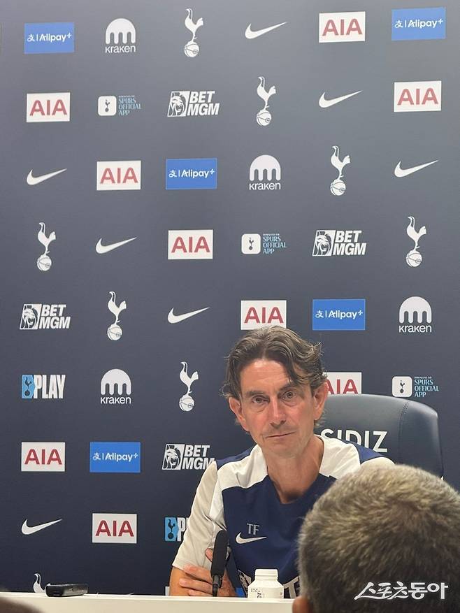토마스 프랑크 토트넘 감독이 18일(한국시간) 런던 외곽 엔필드에 위치한 홋스퍼웨이에서 부임 첫 기자회견을 갖고 손흥민에 대한 상황을 전했다. 런던|허유미 통신원