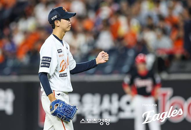 한화 황준서가 지난 10일 대전 KIA전에서 타자를 잡은 뒤 왼손을 불끈 쥐고 있다. 한화이글스 제공