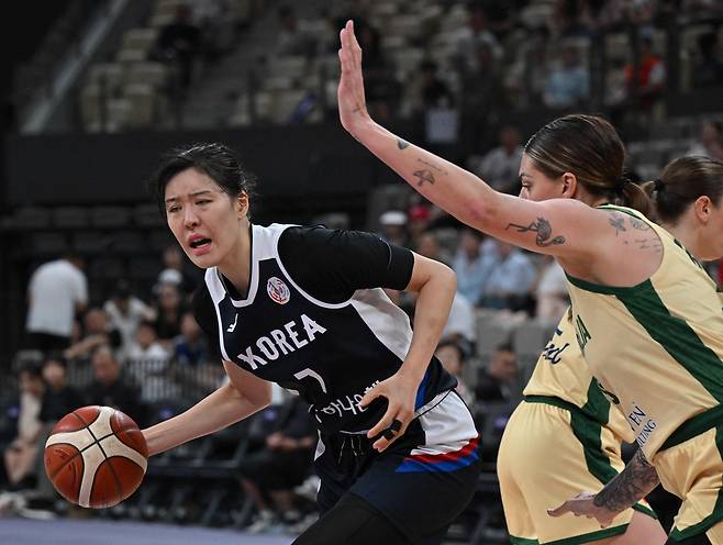 한국 여자농구 대표팀 박지수가 19일 아시아컵  4강 호주전에서 골밑을 돌파하고 있다. AFP연합뉴스