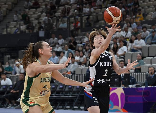 안혜지가 19일 아시아컵 호주와 4강전에서 골밑을 돌파해 레이업슛을 하고 있다. AFP연합뉴스