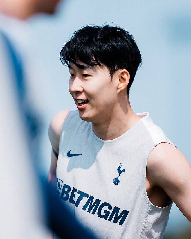 ▲ 토마스 프랑크 감독은 영국 런던의 토트넘 홋스퍼 트레이닝 센터에서 부임 후 첫 공식 기자회견을 진행했다. 레딩과 프리시즌 첫 경기를 앞두고 열린 행사로였다. 이 자리에서 주장 손흥민의 거취 질문이 쏟아졌다. 프랑크 감독은 원론적인 답변으로 일관하면서도 주장 교체 및 공격진 명단에서 빼는 것으로 부정적인 암시를 했다는 분석이다. ⓒ 토트넘 홋스퍼