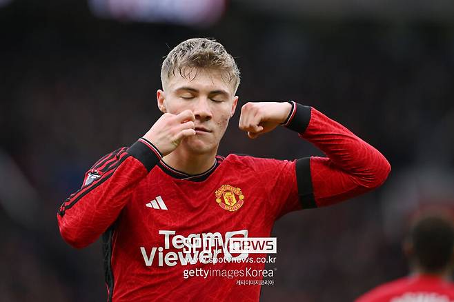 ▲&nbsp;호일룬은 첫 시즌 공식전 43경기에서 16골 2도움을 기록했으며, 이는 무난한 성과로 받아들여졌다. 하지만 두 번째 시즌은 부진이 뚜렷했다. 공식전 52경기에서 10골 4도움, 프리미어리그에서는 32경기 4골 1도움이라는 성적표를 남겼다.&nbsp;