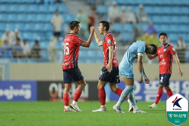 김천 상무 선수들이 18일 대구iM뱅크PARK에서 열린 대구FC전에서 0-2로 뒤지다 3-2 역전승을 거둔 뒤 기뻐하고 있다. /사진=한국프로축구연맹 제공
