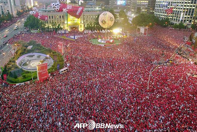 지난 2002년 한·일 월드컵 당시 서울시청 앞 거리응원 모습. /AFPBBNews=뉴스1