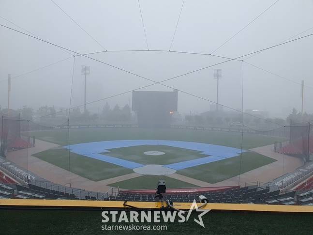 17일 NC 다이노스-KIA 타이거즈의 경기가 열릴 예정이던 광주-기아 챔피언스필드에 많은 비가 내리고 있다. /사진=양정웅 기자