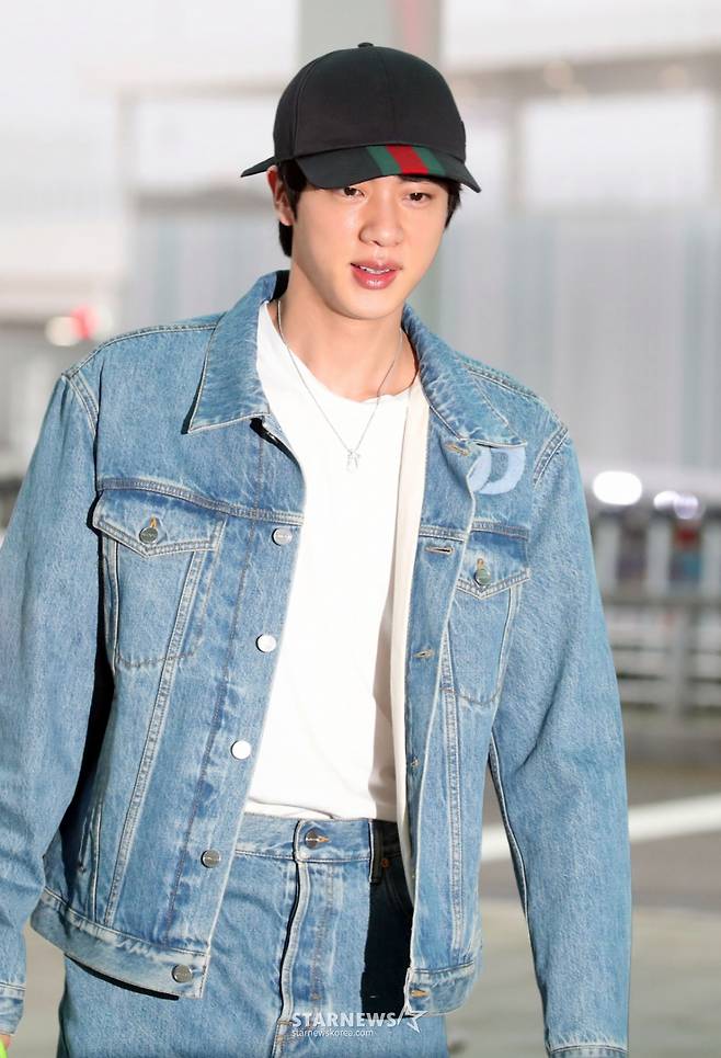 그룹 방탄소년단 진이 두 번째 미니앨범 ‘에코’(Echo) 프로모션 차 인천국제공항을 통해 뉴욕으로 출국하고 있다. 2025.05.19 /사진=임성균 tjdrbs23@