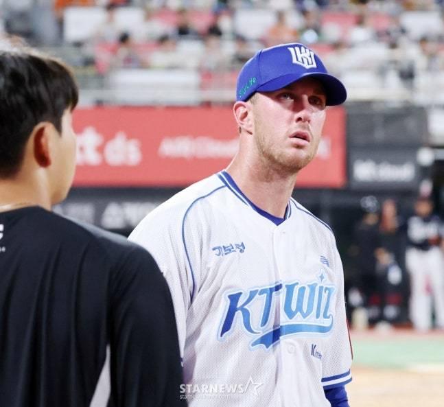 KT 새 외국인 투수 패트릭 머피가 18일 수원 한화전에서 투구 후 내려왔다. /사진=강영조 선임기자