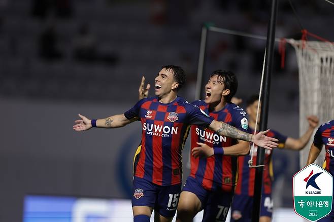 Andrigo and Kim Kyung -min are delighted after scoring in Gwangju FC. /Photo = Korean Professional Football Federation Provided