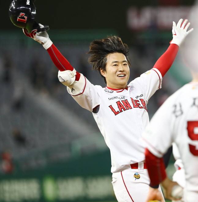 2022년 7월 1일 끝내기 안타를 날린 뒤 기뻐하고 있는 최상민. /사진=SSG 랜더스 제공