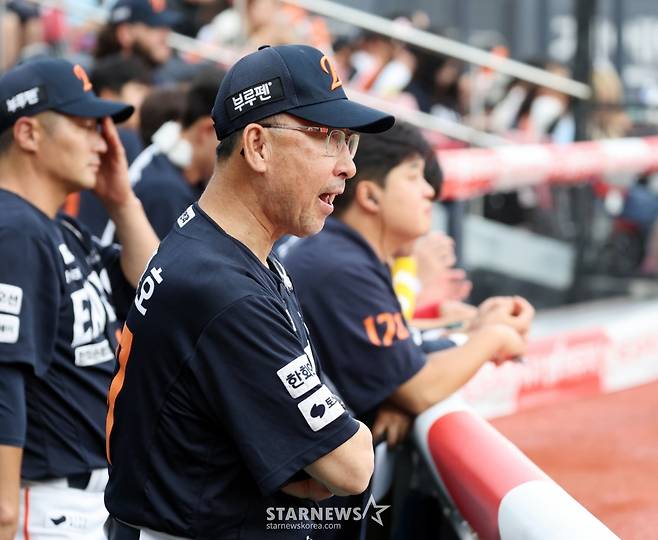 [포토]'나이는 그저 숫자일뿐' 김민호 코치