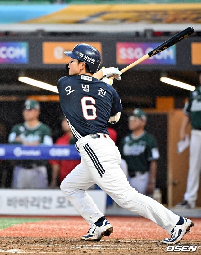 오명진이 5회초 투런 홈런을 터뜨리고 있다.
