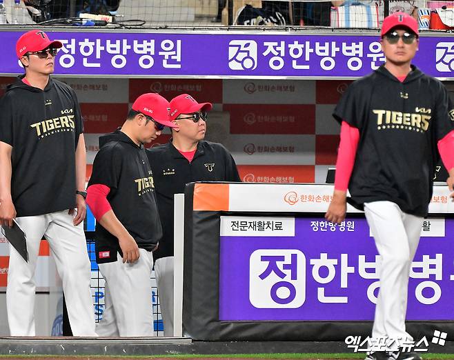 8일 오후 대전 한화생명 볼파크에서 열린 '2025 신한 SOL Bank KBO리그' KIA 타이거즈와 한화 이글스의 경기, KIA 이범호 감독이 경기를 지켜보고 있다. 엑스포츠뉴스 DB