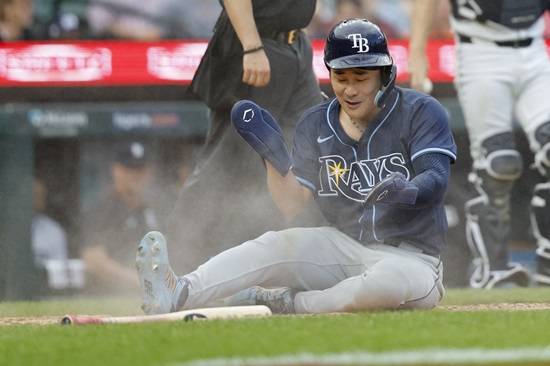 전반기 마지막 경기서 자신의 파울 타구에 맞고 교체 아웃됐던 탬파베이 레이스 김하성이 후반기 첫 경기 무사히 선발 라인업에 복귀했다. 그는 19일(한국시간) 오전 8시35분 미국 플로리다주 탬파의 조지 M. 스타인브레너 필드에서 열리는 2025 미국 메이저리그(MLB) 볼티모어 오리올스와 홈경기에 8번타자 겸 유격수로 선발 출전한다. 연합뉴스