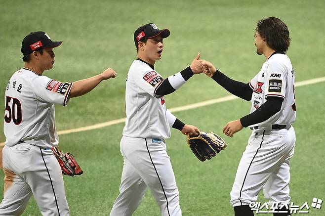 왼쪽부터 KT 위즈 강백호, 박경수 현 KT 코치, 윌리엄 쿠에바스. 2021년 한국시리즈 경기에서 하이파이브하고 있다. 엑스포츠뉴스 DB