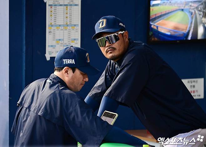 18일 오후 서울 송파구 잠실야구장에서 열린 '신한 SOL Bank KBO리그' NC 다이노스와 LG 트윈스의 경기, NC 이호준 감독과 서재응 수석코치가 생각에 잠겨있다. 엑스포츠뉴스 DB