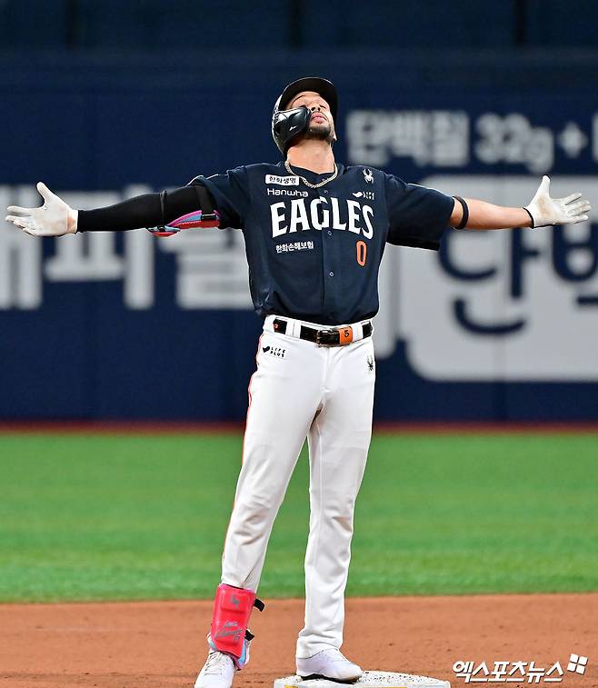 '한화의 러브레터' 루이스 리베라토가 지난 5주간 활약을 인정받아 정식 계약을 체결한다. 한화 구단은 대체 외국인 선수로 입단한 리베라토와 정식 계약을 체결했다고 19일 공식 발표했다. 잔여시즌 계약 규모는 총액 20만 5000달러(2억8567만원)다. 오른쪽 새끼손가락 견열골절로 외국인 재활선수 명단에 오른 에스테반 플로리얼의 대체 외국인 선수로 지난달 17일 한국땅을 밟은 리베라토는 전반기 15경기에 출전, 타율 0.387, 24안타, 2홈런, 13타점, 출루율 0.441, 장타율 0.565로 폭풍 같은 활약을 펼쳤다. 엑스포츠뉴스DB