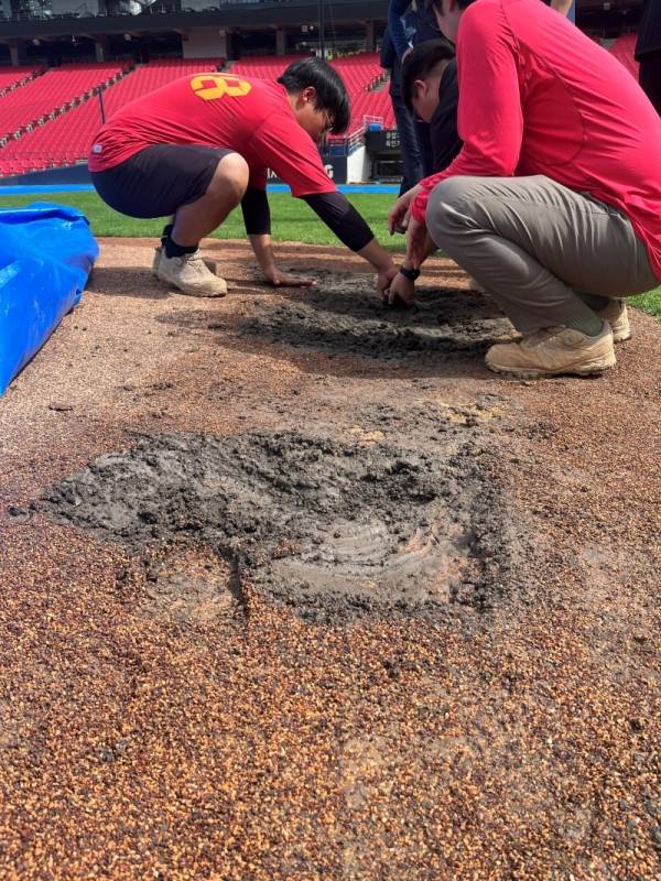 19일 오후 광주-KIA챔피언스필드에서 열릴 예정이었던 '2025 신한 SOL Bank KBO리그' NC 다이노스와 KIA 타이거즈의 경기가 그라운드 사정으로 취소됐다. 운동장 관계자들이 그라운드 상태를 점검하고 있다. KIA 타이거즈