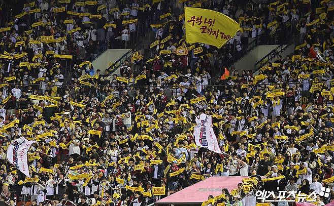 LG 트윈스가 19일 서울 잠실야구장에서 열린 2025 신한 SOL Bank KBO리그 롯데 자이언츠와의 팀 간 10차전에서 경기 개시 22분 후인 오후 6시 22분 2만 3750석이 모두 판매됐다고 밝혔다. 한국 프로 스포츠 사상 최초로 통산 17번째 단일 시즌 100만 관중 동원에 성공했다. 사진 엑스포츠뉴스 DB