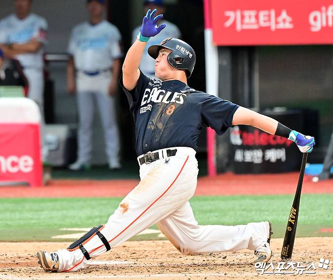 한화는 19일 수원 케이티위즈파크에서 열린 2025 신한 SOL Bank KBO리그 KT 위즈와의 원정경기에서 6-5 강우콜드 승리를 거뒀다. 이날 승리로 한화는 8연승을 질주, 시즌 전적 54승33패2무를 만들었다. 노시환은 결승 홈런을 포함해 2타수 1안타 1볼넷 1타점 1득점을 기록했다. 엑스포츠뉴스DB