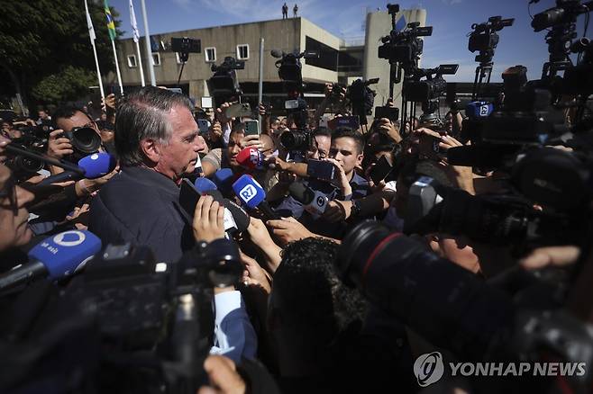 18일(현지시간) 취재진에 둘러싸인 자이르 보우소나루 브라질 전 대통령 [브라질리아 AP=연합뉴스. 재판매 및 DB 금지]
