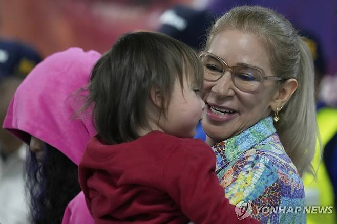 18일(현지시간) 미국에서 돌아온 어린이 안은 베네수엘라 영부인  [마이케티아 AP=연합뉴스. 재판매 및 DB 금지]