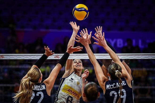 이탈리아와 미국의 VNL 여자부 경기 장면 [FIVB 홈피 캡처. 재판매 및 DB 금지]