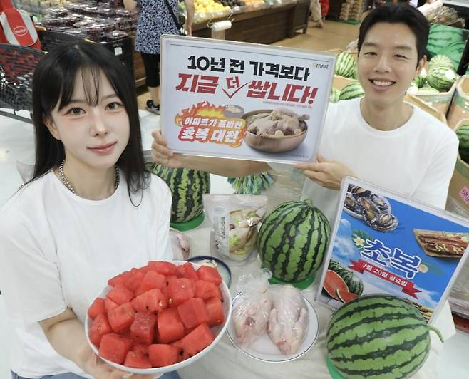이마트 '초복 대전' 이마트 용산점에서 모델들이 10년 전보다 더 싼 초복 음식을 소개하고 있다. [이마트 제공. 재판매 및 DB 금지]