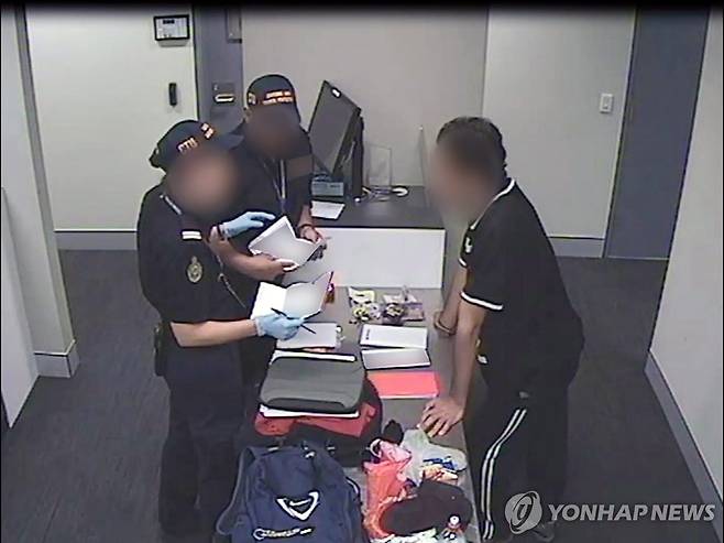 호주 공항 당국의 검역[EPA]