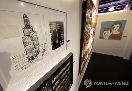 도널드 트럼프 미국 대통령의 그림 (비벌리힐스<미국 캘리포니아주> EPA=연합뉴스 자료사진) 2017년 10월 16일 미국 캘리포니아주 비벌리힐스의 줄리엔스 옥션스 팝업 갤러리에서 열리는 경매 전시에서 촬영된 도널드 트럼프 미국 대통령의 그림(왼쪽). (EPA/PAUL BUCK) 2025.7.19.