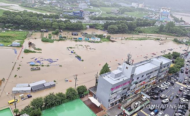 물에 잠긴 차들 (울산=연합뉴스) 19일 울산에 많은 비가 내리면서 울주군 언양읍 반천리 일대 도로가 물에 잠긴 모습. 2025.7.19[독자 제공. 재판매 및 DB 금지] canto@yna.co.kr