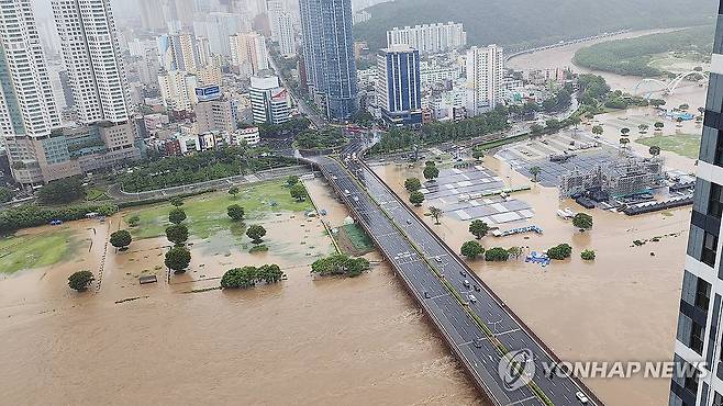 빗물에 잠긴 태화강변 (울산=연합뉴스) 19일 오전 울산에 많은 비가 내리면서 태화강 주변 주차장과 산책로 등이 물에 잠겼다. 2025.7.19 [울산소방본부 제공. 재판매 및 DB 금지] canto@yna.co.kr